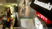 Kawasaki sebenarnya mengeluarkan tiga varian warna dijenis motor anyar klasiknya ini, yakni kuning, merah dan abu-abu.