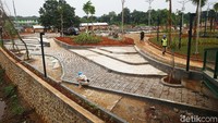 Di alun-alun ini, warga Depok bisa menikmati ruang terbuka hijau (RTH).