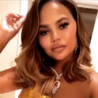 Chrissy Teigen menjelma menjadi salah satu Bond Girl dengan gaun sequin emas di pesta ulang tahun John. Best father, hardest worker, best lover, best friend I could ever imagine, ucap Chrissy di hari ulang tahun John. Foto: Instagram Chrissy Teigen 