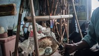Proses ini bertujuan mengurangi kandungan air sekaligus menguatkan bambu. (Foto: Putu Sayoga/Getty Images)