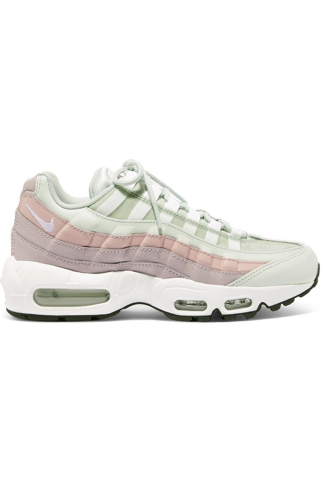 Sneakers dengan warna-warna pastel diprediksikan bakal menjadi primadona sepanjang 2019. Salah satunya, Nike Air Max 95 Suede Mesh and Leather Sneakers. (Foto: Dok. ist)