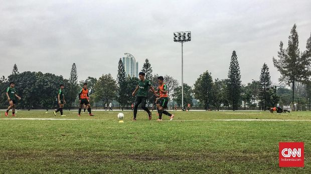 Latihan Timnas Indonesia U-22 di lapangan A Senayan memasuki pekan kedua. (