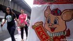 Pedagang Pernak-pernik Imlek Mulai Menjamur di Pasar Pagi