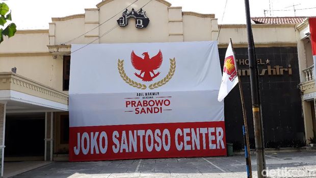 Posko Prabowo di sebelah warung Markobar Gibran Solo. 