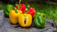 Bagian dalam cabai dan paprika memiliki biji, oleh karena itu bagaimana pun Anda menggunakannya di dapur, jenis bahan makanan pedas ini adalah buah-buahan. Foto: Istimewa