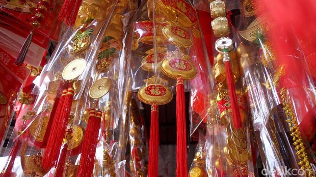 Sejumlah pedagang di Pasar Pagi, Jakarta, mulai menjual pernak-pernik sambut tahun baru Imlek 2019. Beragam hiasan seperti lampion hingga angpao tersedia disana