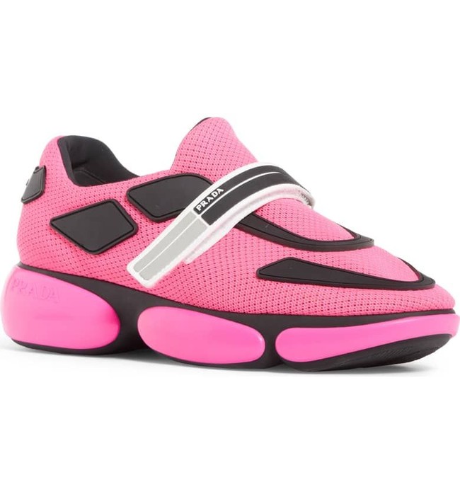 Untuk look yang lebih mewah, ada Prada Logo Sneakers dalam desain yang lebih futuristik. (Foto: Dok. ist)