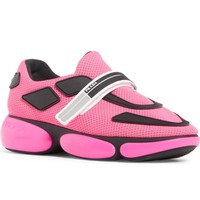 Untuk look yang lebih mewah, ada Prada Logo Sneakers dalam desain yang lebih futuristik. (Foto: Dok. ist)