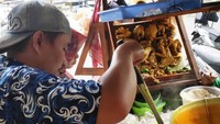 Biasanya soto Lamongan dijajakan di gerobak, degan panci aluminium bermulut lebar untuk kaldu dan rak berisi ayam utuh yang sudah matang, Foto: Instagram @yuliantosumarti03