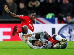 Paul Pogba terlibat duel dengan Erik Lamela, yang masuk menggantikan Moussa Sissoko di menit ke-43. (Foto: Eddie Keogh/Reuters)