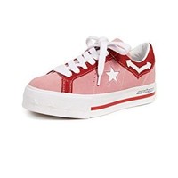 Tren sneakers untuk 2019 juga mencakup sepatu datar bersol tinggi. Seperti Converse yang satu ini. (Foto: Dok. ist)