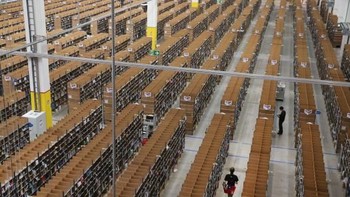 Gudang ini dibekali tekonologi tinggi sehingga pencarian dan pengiriman barang dapat dilakukan dengan efisien. Foto: Getty Images