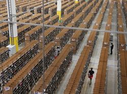 Gudang Raksasa Amazon yang Bikin Jeff Bezos Terkaya di Dunia