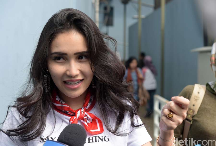 Kibasan Rambut  Ayu  Ting Ting 