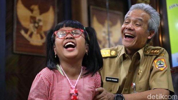 Trenyuh Ganjar Pranowo Saat Ditemui Bocah Tuna Netra di Kantornya