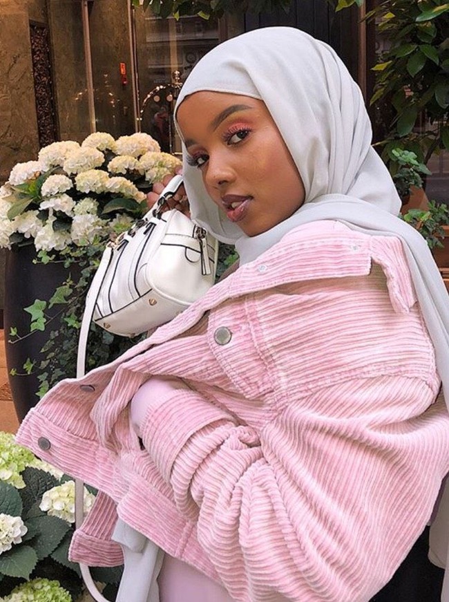 Pada sebuah postingan di Instagram ia mengungkap apa yang ia lakukan sekarang bisa jadi acuan bagi generasi muda yang ingin tampil modest tanpa khawatir dengan gaya. Foto: Instagram/salmajj