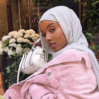 Pada sebuah postingan di Instagram ia mengungkap apa yang ia lakukan sekarang bisa jadi acuan bagi generasi muda yang ingin tampil modest tanpa khawatir dengan gaya. Foto: Instagram/salmajj