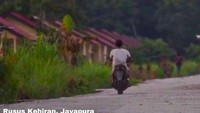 Frans Wally, 48 tahun, Kepala Suku di Kampung Kehira, Kabupaten Jayapura menceritakan sebelum ada program Rusus, satu rumah dihuni oleh bapak ibu, anak hingga cucu. Dengan dibangunnya Rusus, anak yang sudah menikah harus pindah tidak lagi tinggal bersama orang tua. Pool/Kementerian PUPR.