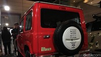 Dalam data spesifikasi yang terpasang di samping mobil, Jimny ‘Land Cruiser’ masih mengusung mesin 660cc. Perlu diketahui, Jimny bermesin 660cc khusus hanya untuk pasar Jepang. Foto: Dina Rayanti