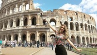 Seperti turis pada umumnya, Edurne Garcia berfoto di depan Colosseum saat mengunjungi Roma (Instagram/edurnity)