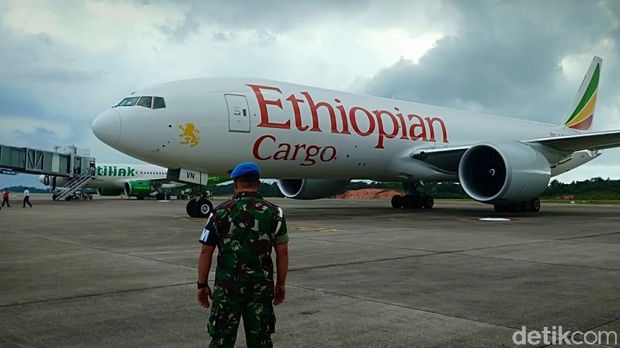 Pesawat Ethiopia mendarat di Batam