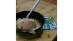 Penistaan! Nasi Dimakan dengan Pizza dan Mie Instan dengan Sereal Cokelat