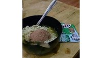 Semangkuk mie ini terasa manis legit lho! Gimana nggak, sebab mie ditambahkan sebungkus susu cokelat bubuk. Foto: Instagram awreceh.id