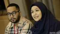 Revalina S Temat bersama sang suami, berbagi cerita tentang persalinannya. Foto: (Palevi/detikHOT)