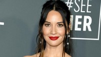 Olivia Munn tampil seksi meski dianggap memakai busana yang kurang tepat. Foto: (Jon Kopaloff/Getty Images)