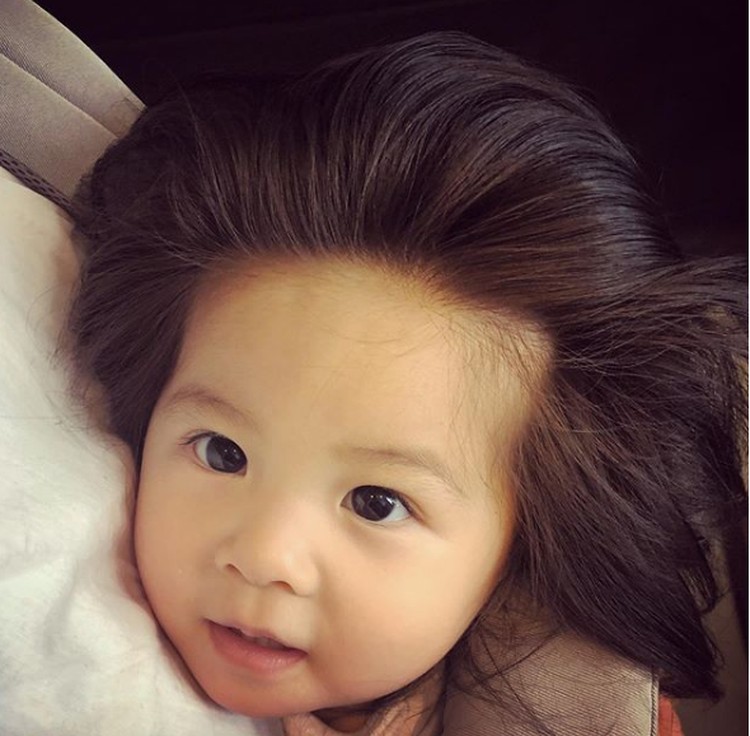 6 Foto Baby Chanco, Si Bayi Berambut Tebal yang Menggemaskan