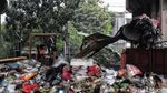 Duh, Jorok! Sampah Menggunung di Kolong Tol Wiyoto-Wiyono