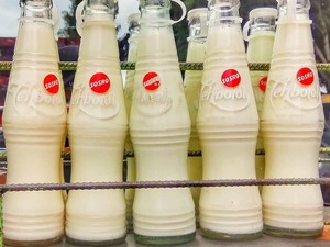 Heboh Teh Botol Warna Putih, Ternyata Isinya Susu Segar
