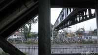 JPO ini roboh tertiup angin pada 2016 lalu.
