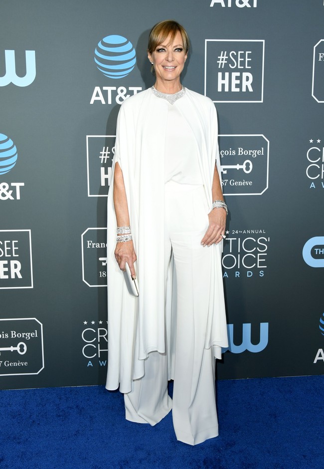Allison Janney memilih atasan bergaya kaftan yang dipadu dengan celana panjang palazzo yang menjaga penampilannya tetap feminin. (Foto: Getty Images)