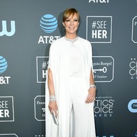 Allison Janney memilih atasan bergaya kaftan yang dipadu dengan celana panjang palazzo yang menjaga penampilannya tetap feminin. (Foto: Getty Images)