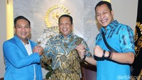 Ketua DPR Bambang Soesatyo menerima dua Kepengurusan Komite Nasional Pemuda Indonesia (KNPI) yaitu Ketum KNPI pimpinan Abdul Azis dan kubu Noer Fajriansyah di ruang kerjanya, Komplek Parlemen, Senayan, Jakarta, Senin (14/1/2019).