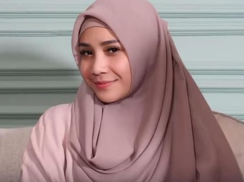 Zaskia dan Shireen Sungkar Pakaikan Hijab ke Nagita Slavina, Ini Hasilnya