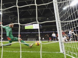 Salah satu penyelamatan De Gea dari tembakan Kane. Pria asal Spanyol itu mengadang laju bola dengan kaki. (Foto: Mike Hewitt/Getty Images)