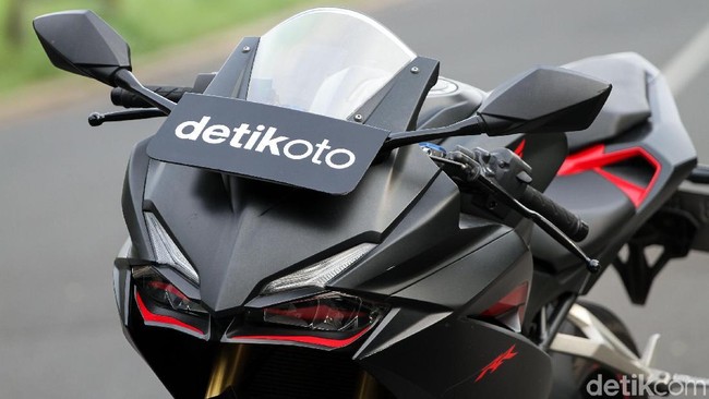 Membandingkan Ninja 250, CBR250RR dan R25, Enakan Mana?