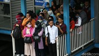 Demi integrasi layanan maka akan ada fasilitas fisik interkoneksi antara halte TransJakarta dan stasiun MRT Jakarta. Interkoneksi pertama akan dibangun di Halte Bunderan HI dan Halte Tosari, kemudian dilanjutkan Halte CSW Sisingamangaraja dan Lebak Bulus.