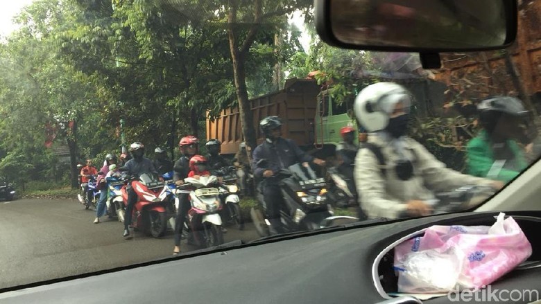 Truk diparkir di depan Kelurahan Pondok Cabe Udik Senin pagi