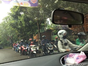 Truk Proyek Tol Bikin Jalanan Licin, Ada Pemotor yang Jadi Korban