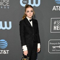Setelan yang dihiasi bordiran pita karya Thom Browne menjadi pilihan aktris cilik Elsie Fisher. Ia lalu menyempurnakan gayanya dengan handbag mungil nan eksentrik. (Foto: Getty Images)