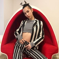 Saat usiaku 20-an, aku menjalani syuting untuk sebuah iklan korporasi, di mana aku harus tampil tanpa busana dari pinggang ke atas dan menutupi kedua payudaraku dengan tangan. Ada banyak pria, sekitar 20 petinggi perusahaan datang ke lokasi pemotretan. Aku bilang aku tidak mau menunjukkan tubuh tanpa busanaku ke banyak orang, tapi mereka mengatakan orang-orang itu harus ada di sana untuk melihat hasil fotonya. Karena itu bagian dari pekerjaannku, jadi aku tidak bisa menolak. Tapi aku dipaksa untuk melakukan pemotretan itu di depan banyak orang, demikian pengakuan model yang juga dikenal sebagai aktris dan penyanyi itu. Foto: Dok. Getty Images, Instagram