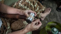 Berbagai komponen logam lalu diikatkan ke bambu dengan tali rami untuk membentuk kerangka sepeda. (Foto: Putu Sayoga/Getty Images)