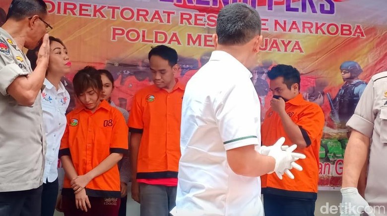 Tangis Pedangdut Duo Molek Setelah Kepergok Pakai Narkoba Tangis Pedangdut Duo Molek Setelah Kepergok Pakai Narkoba