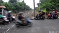 Banyak sekali pelanggaran lalu lintas yang menjadi rutinitas warga.