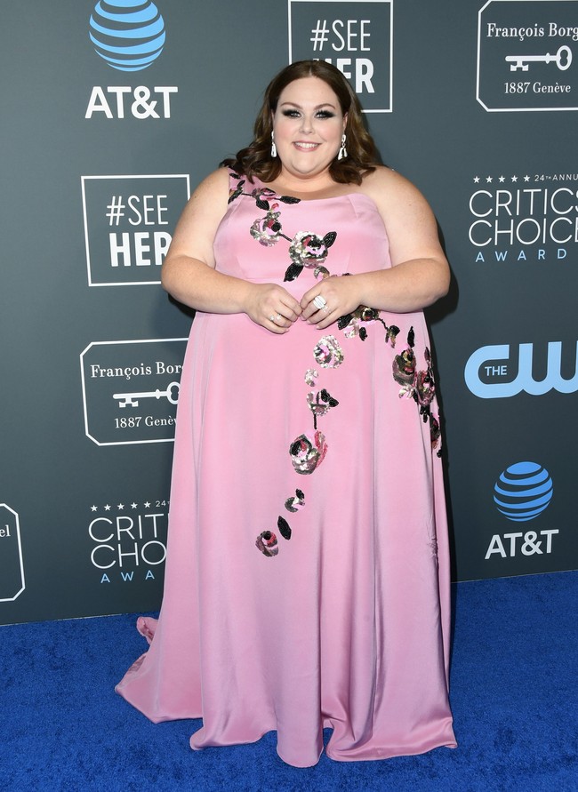 Size does matter. Bintang This Is Us Chrissy Metz menebar pesonanya dengan gaun pink yang dihiasi bordiran mengkilap berbentuk floral dari Kate Spade. (Foto: Getty Images)