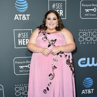 Size does matter. Bintang This Is Us Chrissy Metz menebar pesonanya dengan gaun pink yang dihiasi bordiran mengkilap berbentuk floral dari Kate Spade. (Foto: Getty Images)