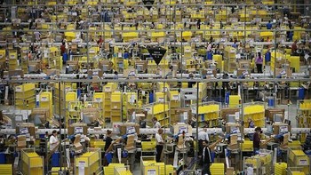 Banyak tenaga manusia full time maupun part time dipekerjakan di gudang ini. Foto: Getty Images